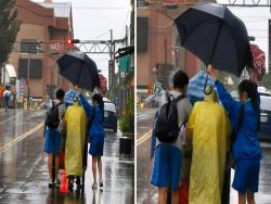 高中生好暖！豪雨天幫「推車翁」撐傘　當地人暖回：已不是第一次