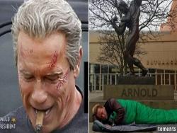 68歲的「阿諾史瓦辛格」竟淒慘流落街頭！瞬間從州長變街友！還淪落到在自己的雕像前昏睡！真的太慘了！