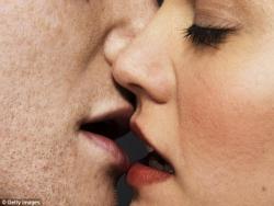 熱吻不止表達愛意，每次熱吻竟可交換口腔8000萬個細菌，這樣你還敢熱吻嗎？
