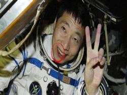 恐怖至極！中國第一位太空人楊利偉不敢再上天驚人內幕…竟是飛船曾多次被敲門，被拍到他滿臉鮮血地打開艙門…(圖+影)