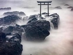 宛如進入另個世界！　日本攝影師在海邊鳥居狂拍數千張　終於拍出「水墨意境」的奇蹟一枚