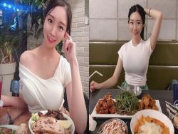 韓國吃貨部落客「박유진」緊身上衣大啖美食，讓人食指大動！網友：肉都長哪裡了？