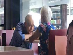 白髮夫妻麥當勞甜約會　爺爺「深情凝視」太動人：50年後也想要這個眼神