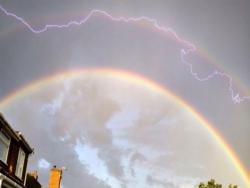 空中的雙重奏！罕見「彩虹＋閃電」一起出現　網友驚艷：還是粉色的超浪漫！