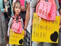 妹妹加油！6歲女童揮汗「陪媽祖進香」　掛牌祈求：保佑我手術順利！