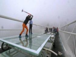 中國「玻璃大橋」終於開放了，但BBC記者大力一砸......糗啦！