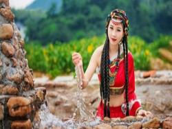 到西藏旅遊時看到「藏族姑娘」蹲在地上向你羞澀微笑，千萬不要上前搭訕，請馬上迴避