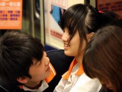在捷運上聽到一對情侶對話，「超暖女神女友」，這樣安撫小男友…讓網友都羨慕哭了！
